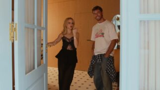 Ao lado do marido, o modelo Rodrigo Calazans, e dos filhos gêmeos, Bento e Mel, a chef abriu as portas de sua casa de 308 m² para a Casa Vogue