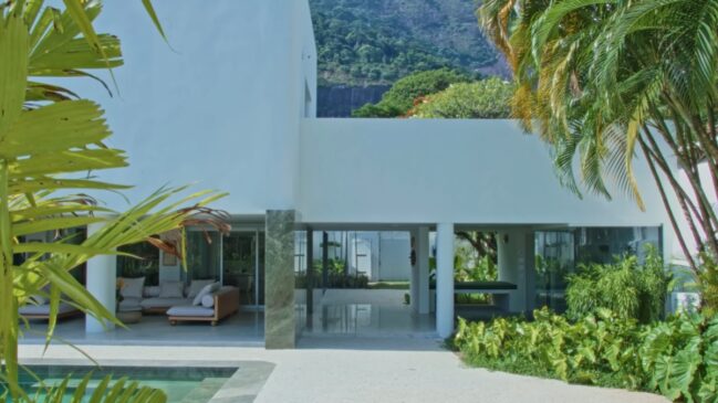 Localizada no Jardim Botânico do Rio de Janeiro, a residência tem 500 m² e possui uma estética belíssima