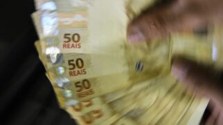 A antecipação do 13&ordm; salário do INSS 2026 injetará cerca de R$ 78,2 bilhões na economia brasileira no primeiro semestre. A medida visa estimular o consumo das famílias e movimentar os setores de varejo e serviços no segundo trimestre. Marcello Casal Jr/Agência Brasil
