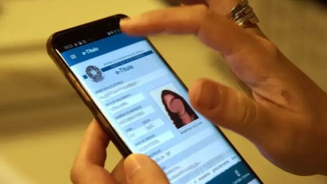 O e-Título transforma o smartphone em um portal de serviços eleitorais, permitindo acessar dados e certidões com biometria facial.