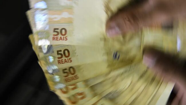 O calendário de pagamentos da primeira parcela (50% do abono) do 13º do INSS 2026 começa em 24 de abril. A segunda parcela será creditada entre maio e junho, mantendo o histórico de antecipações adotado pelo governo nos últimos anos. Marcello Casal Jr/Agência Brasil