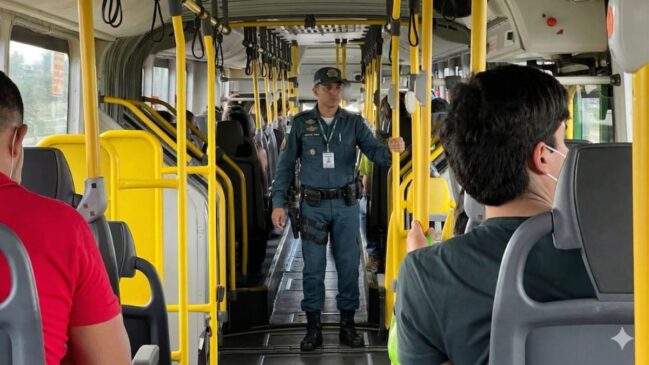 Pelo novo projeto, o uso do uniforme e a identificação funcional serão obrigatórios para garantir o acesso gratuito aos sistemas de transporte.