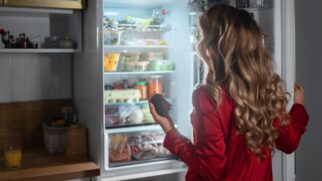 Congelar alimentos pode parecer simples como apertar um botão, mas para garantir que suas sobras mantenham a qualidade e, crucialmente, a segurança, existe um 'código' a ser seguido