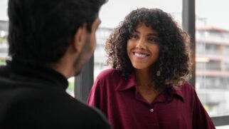 Saiba quais perguntas você pode fazer para conhecer uma pessoa