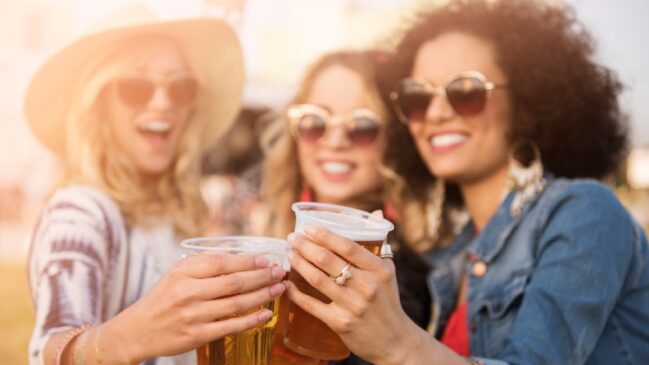 Sair, vestir a roupa que quiser e beber a bebida que desejar são fatores que ajudam na liberdade feminina
