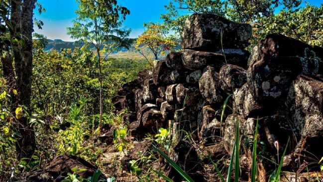 Formação corta a Área de Proteção Ambiental (APA) da Serra das Galés e da Portaria, apresentando características que desafiam a compreensão imediata