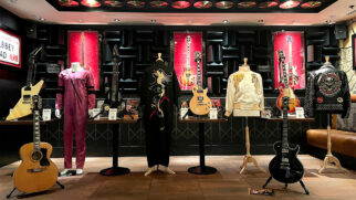 Conjunto reúne guitarras icônicas, figurinos de palco e objetos ligados a algumas das maiores bandas de rock