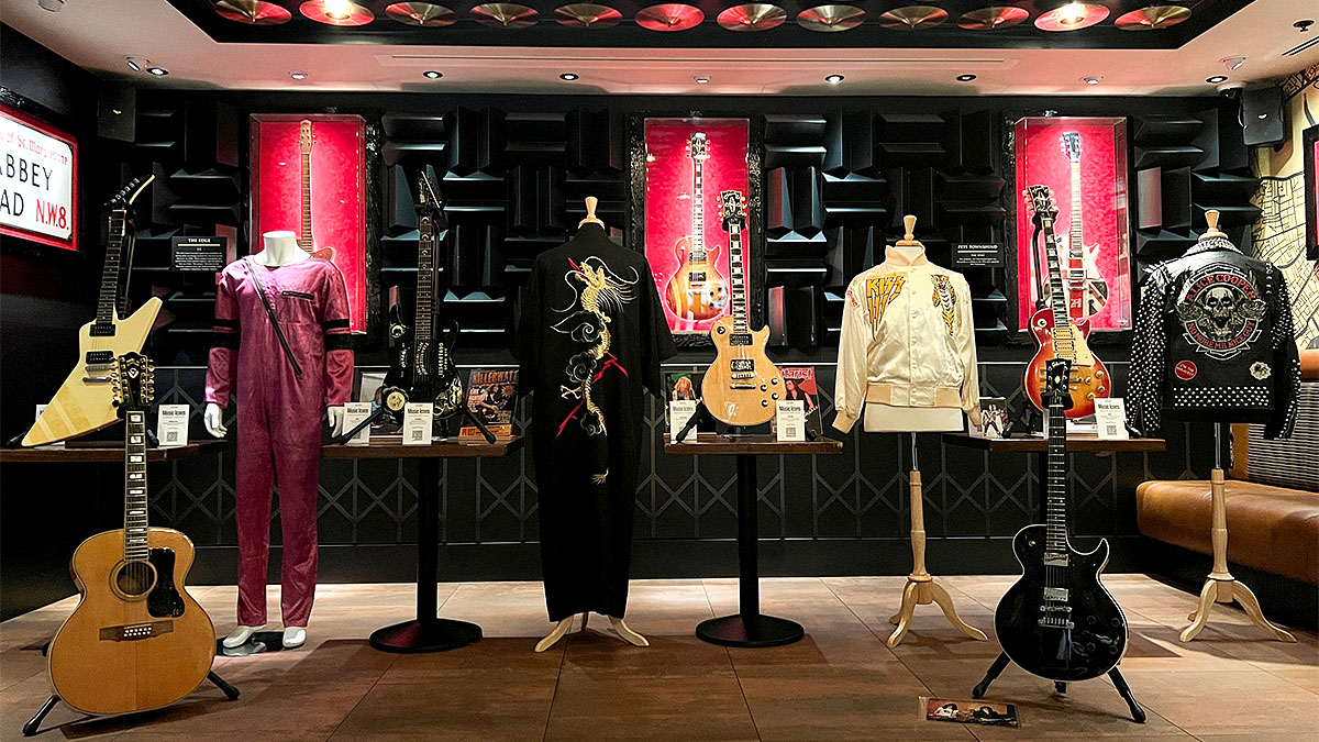 Conjunto reúne guitarras icônicas, figurinos de palco e objetos ligados a algumas das maiores bandas de rock