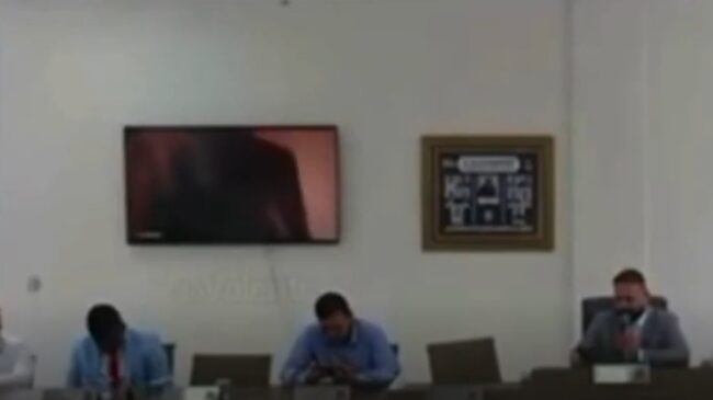 Momento em que vídeo pornográfico é exibido na Câmara de Laje