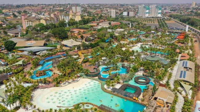 Inaugurado em 1987, o Thermas dos Laranjais reúne mais de 60 atrações