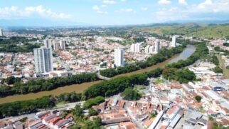 A cidade do Vale do Paraíba reúne devoção, patrimônio histórico e as famosas pílulas de Frei Galvão, em um passeio que conecta o visitante à vida do santo e aos principais símbolos da religiosidade paulista.