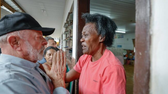 Lula também visitou um abrigo montado em uma escola municipal que recebe famílias desalojadas