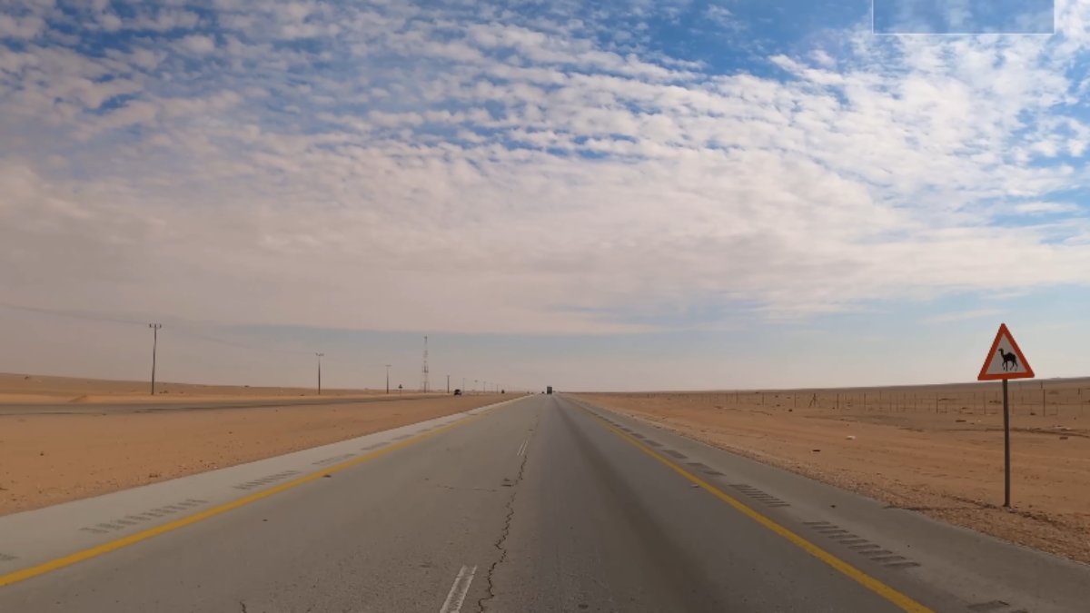 Recordista mundial, trecho da Rodovia 10 atravessa o deserto e exige atenção constante apesar da pista linear