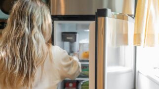 Guardar café na geladeira parece solução prática, mas pode estar comprometendo aroma, sabor e frescor sem você perceber