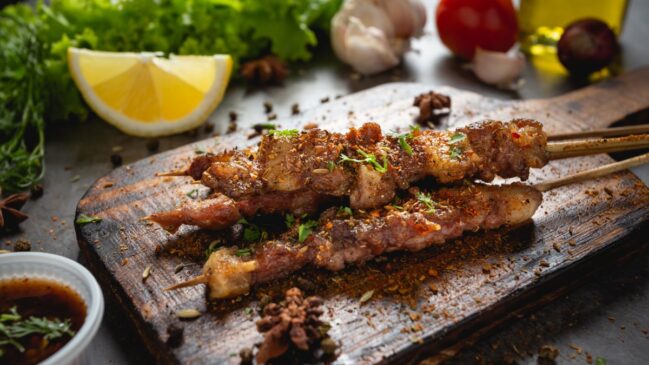 Veja quais cortes escolher, como temperar e o tempo ideal na brasa para um espetinho perfeito