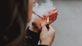 Moradores de condomínio podem reclamar quando a fumaça de cigarro invade o apartamento; veja como a legislação trata o problema