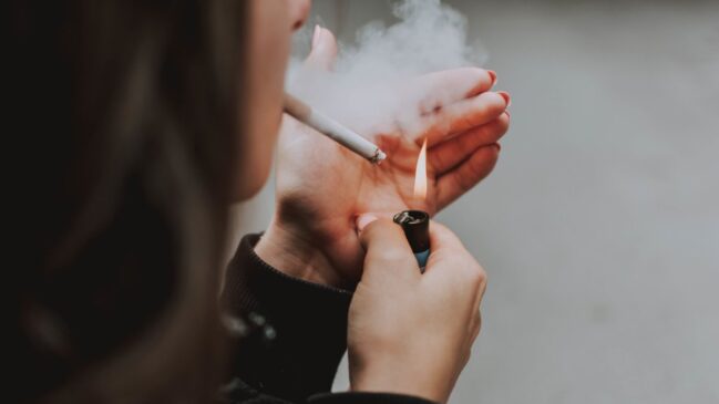 Moradores de condomínio podem reclamar quando a fumaça de cigarro invade o apartamento; veja como a legislação trata o problema