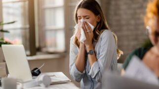 Hidratantes, hidratação e banhos mornos protegem pele e vias respiratórias durante a estação