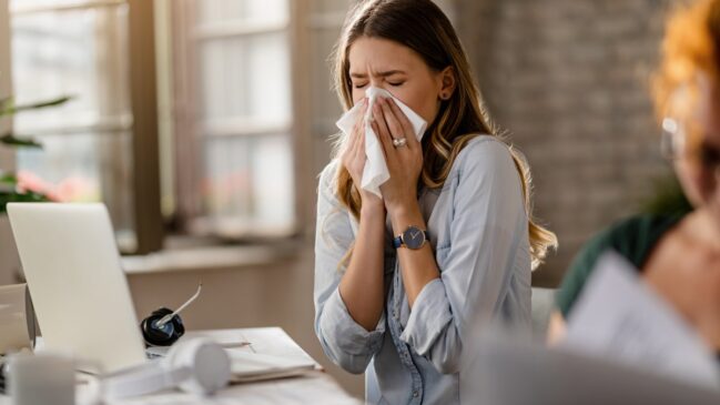 Hidratantes, hidratação e banhos mornos protegem pele e vias respiratórias durante a estação