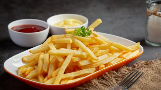 Técnica simples usa vinagre para ajudar a selar o alimento durante a fritura e reduzir a absorção de gordura, resultando em batatas mais crocantes