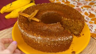 Bolo caseiro leva aveia, bananas maduras e pode incluir canela, castanhas ou uva-passa para deixar o sabor ainda mais especial