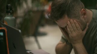 Procrastinação, irritação e compras por impulso podem ser sinais de que a mente já está operando no limite
