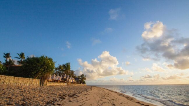 Na maré baixa, trechos da praia revelam piscinas naturais e deixam o visual ainda mais fotogênico