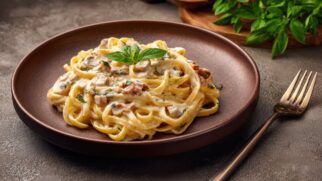 Veja como fazer macarrão cremoso com bacon com poucos ingredientes