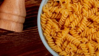 Receita usa poucos ingredientes e aproveita um alimento comum da cozinha para criar um petisco rápido na air fryer