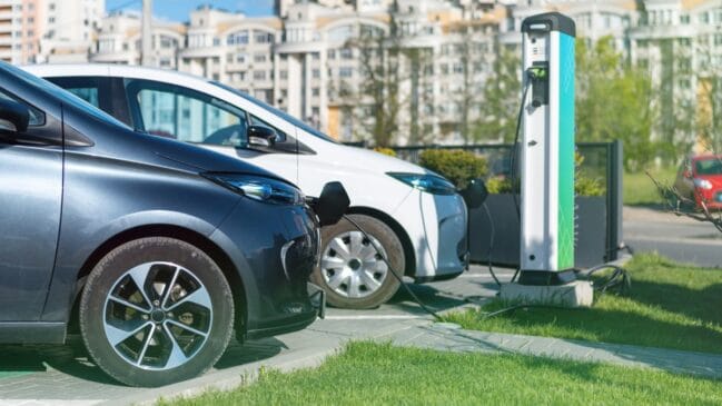Lei garante o direito de instalar carregador em vaga privativa, mas nem todos os custos são do condomínio