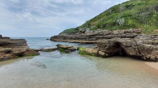 Praia da Foca preserva um clima calmo que lembra o antigo vilarejo de pescadores que deu origem a Búzios