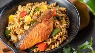 Veja métodos simples que ajudam a aquecer peixe na marmita sem deixar o cheiro tomar conta do escritório