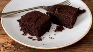 Aprenda a preparar a massa em poucos minutos e finalize com uma cobertura de chocolate feita no micro-ondas