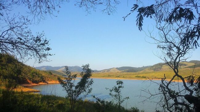 Com cachoeiras, clima ameno e ritmo desacelerado, cidade atrai quem quer fugir da rotina