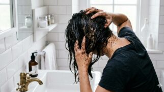 Estudos indicam que a cafeína pode favorecer o crescimento capilar e fortalecer o couro cabeludo