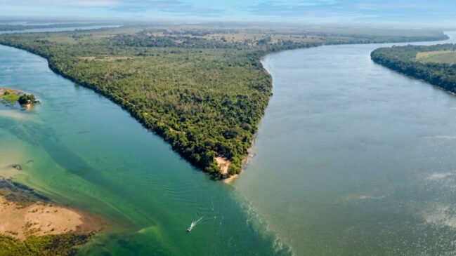Destino pouco explorado revela cenário raro onde dois rios gigantes se encontram sem se misturar imediatamente