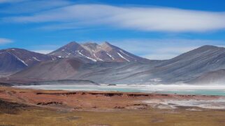 A combinação entre Andes, corrente fria do Pacífico e alta pressão ajuda a explicar por que o Atacama é um dos ambientes mais extremos da Terra