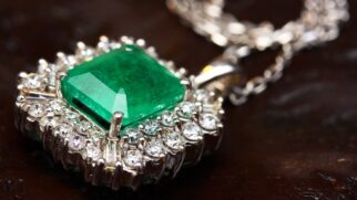 Achados milionários em ouro e pedras preciosas ajudam a contar a história de um país que ainda guarda enorme riqueza mineral no subsolo