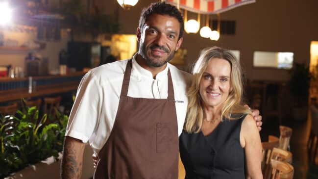 Chef Thiago Castanho ao lado de Randi Bolstad, Diretora do Conselho Norueguês da Pesca no Brasil
