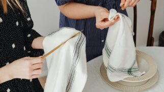 Combinação de água quente, tempo de molho e oxigênio ativo facilita a limpeza profunda de tecidos muito usados na cozinha
