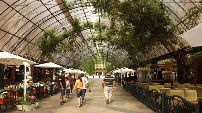 A Rua Coberta concentra parte do clima festivo de Gramado e ajuda a traduzir visualmente a atmosfera da cidade na Páscoa