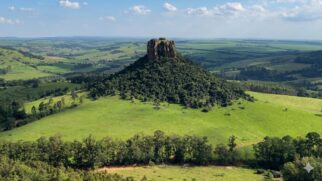 Formação rochosa rara atrai visitantes interessados em trilhas, escalada e paisagens naturais no interior paulista