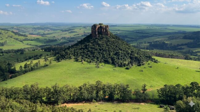 Formação rochosa rara atrai visitantes interessados em trilhas, escalada e paisagens naturais no interior paulista