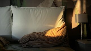 A combinação de calor, umidade e resíduos do corpo ajuda a explicar por que o travesseiro se torna um dos pontos mais sensíveis do quarto para quem sofre com alergias