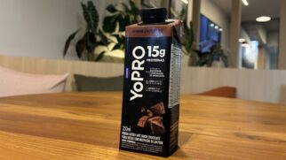 Mesmo produtos ricos em proteína podem exigir atenção a ingredientes, sódio e grau de processamento antes do consumo frequente