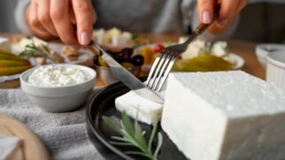 Queijo cottage pode favorecer a recuperação muscular durante a noite e ajudar a proteger as células ao longo do tempo