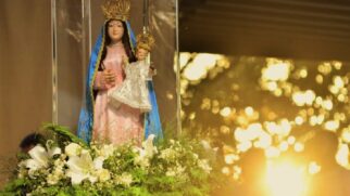 Além do valor religioso, a festa tem impacto direto na economia local, impulsionando o turismo