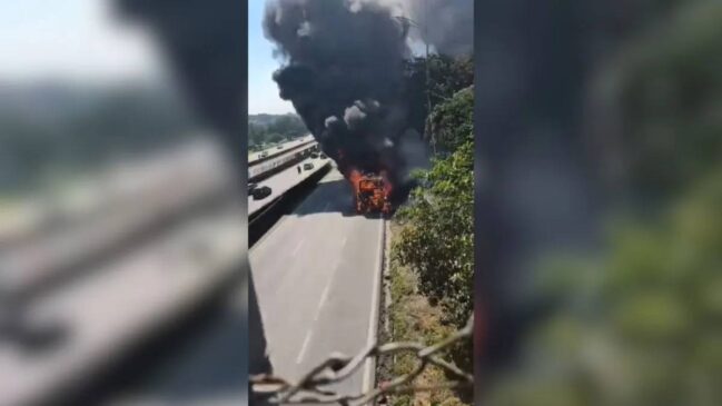 Ônibus seguia em direção à capital paulista quando sofreu o acidente que provocou o incêndio