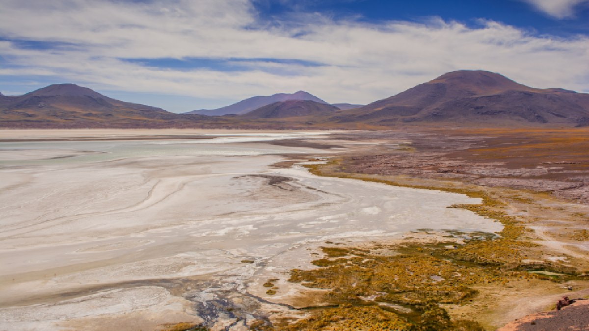 Além da capital, destinos como o Deserto do Atacama e a Patagônia concentram a maior parte das atrações turísticas