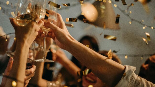 Do Governors Ball à festa da Vanity Fair, a madrugada do Oscar reúne glamour, negócios, privacidade e cenas que viralizam no dia seguinte